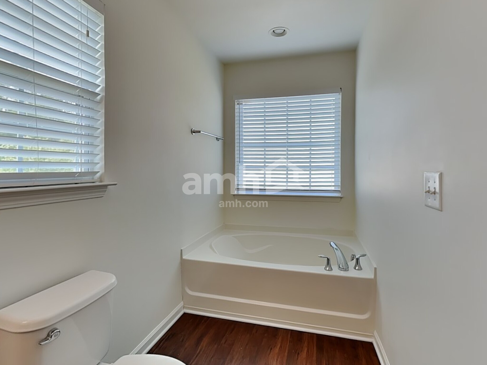 Building Photo - 2718 Quail Oaks Dr