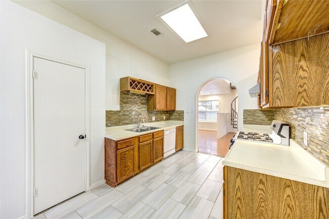 Building Photo - 16830 Scenic Gardens Dr