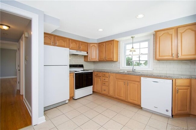 Building Photo - 983 Black Rock Tpke