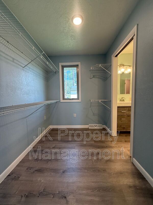 Building Photo - 105 Riverview Dr W