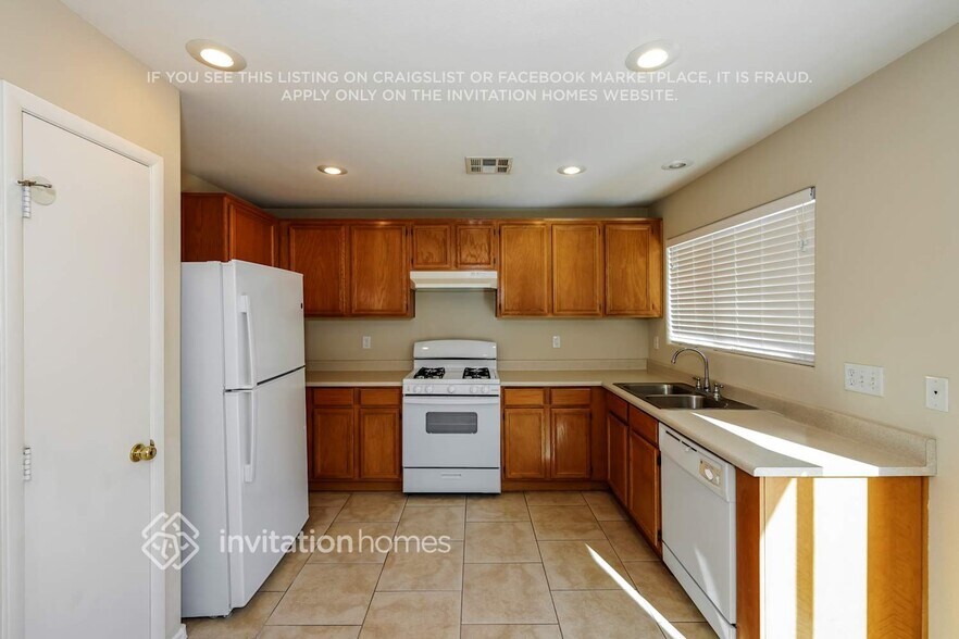 Building Photo - 9548 Glen Iris St