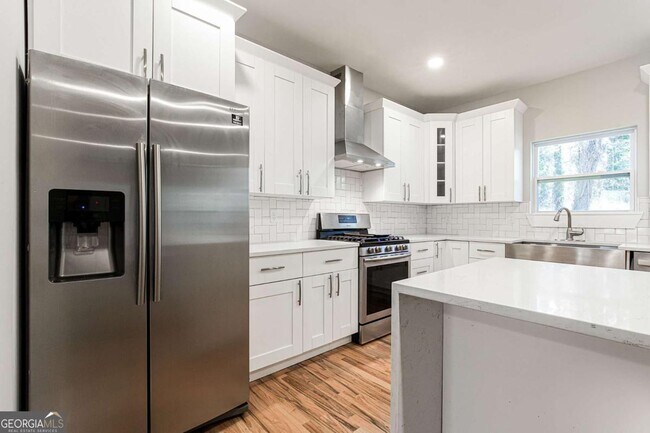 Building Photo - 870 Gaston St SW