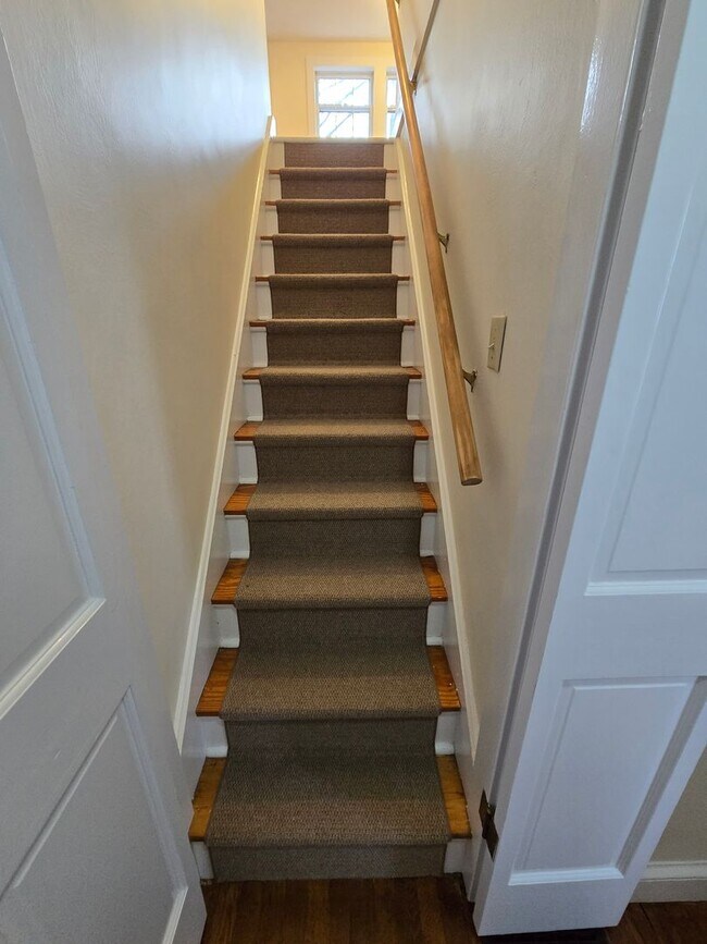 Building Photo - 5 Hillside Ave