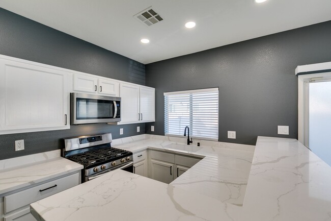 Building Photo - Stylish Townhouse Near the Strip with Dual Suites