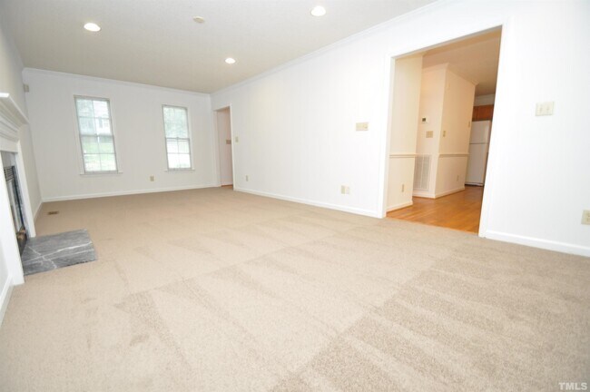 Building Photo - 124 Trafalgar Ln