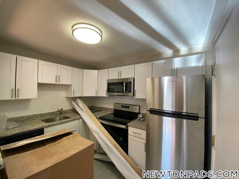 Building Photo - 288 Grove St
