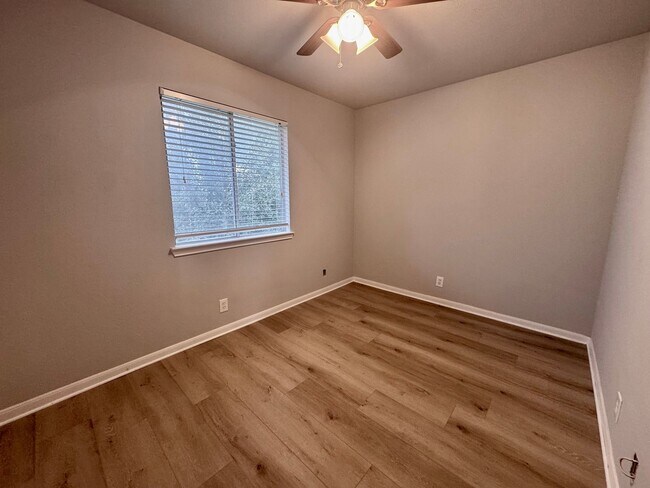 Building Photo - Cedar Park Condo  Freshly Updated