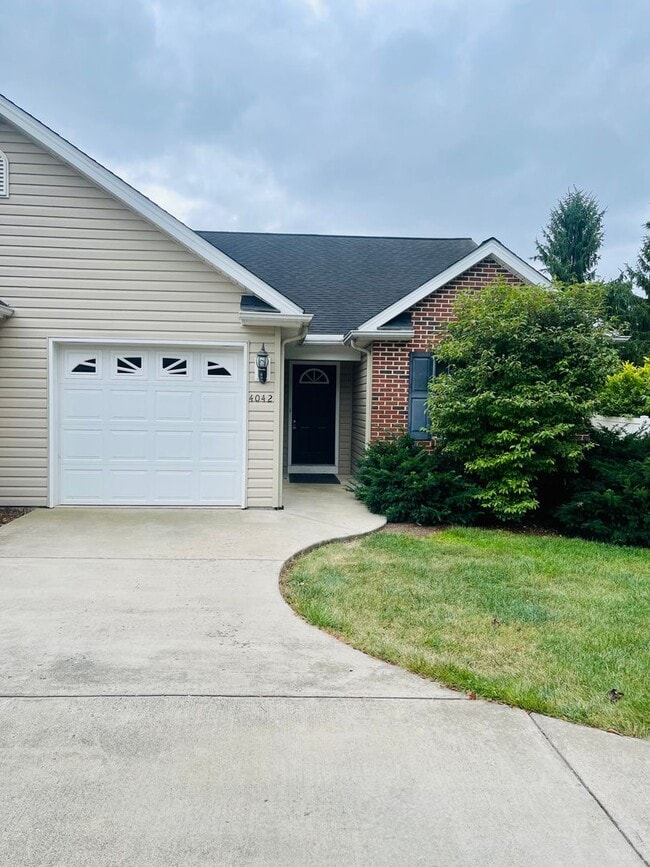 Building Photo - Duplex for Rent