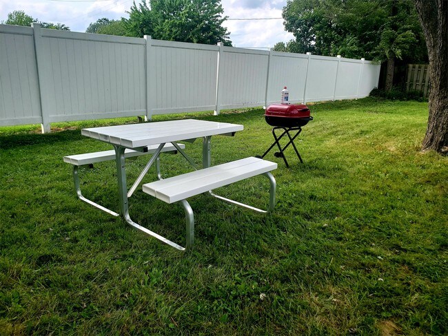 Building Photo - 4400 Rocky River Dr