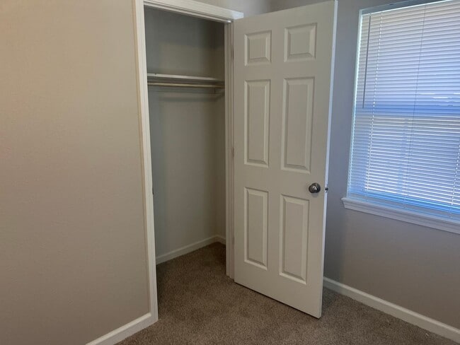 Building Photo - 3 Bedroom 1 bath