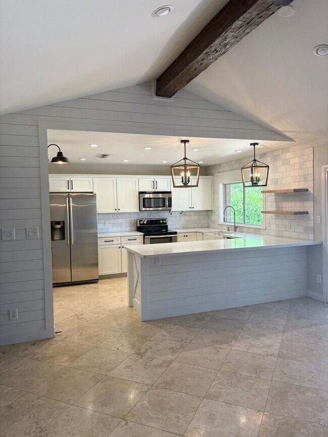 Building Photo - **STUNNING 3 BEDROOM/2 BATHROOM FULLY RENO...