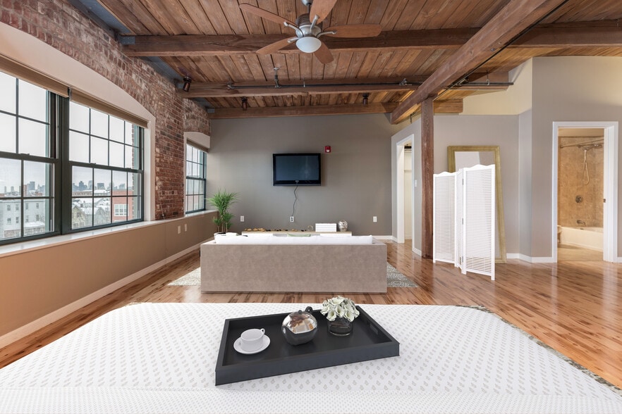 Building Photo - 210 Broadway