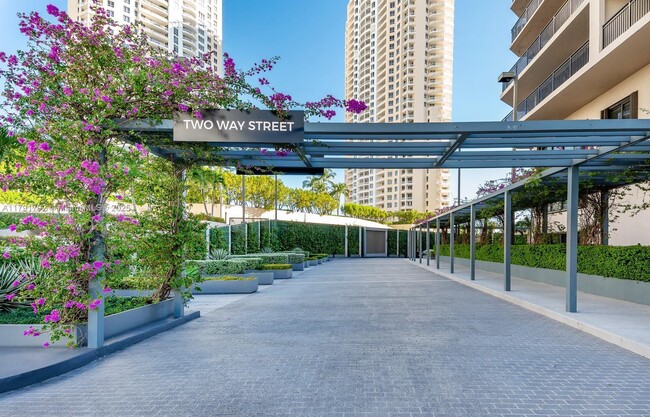 Building Photo - 540 Brickell Key Dr