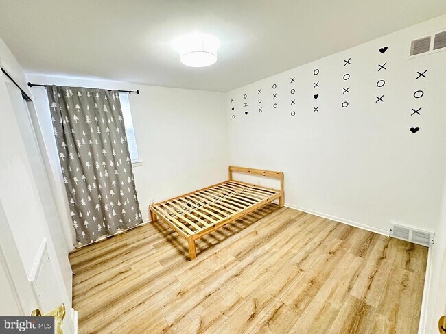 Building Photo - 813 Arnold St