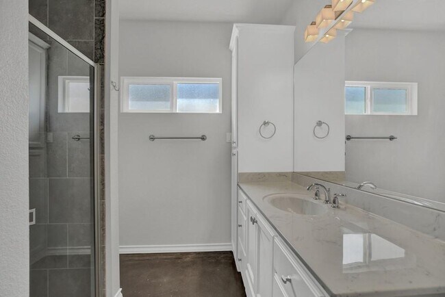 Building Photo - 1365 Hanz Dr