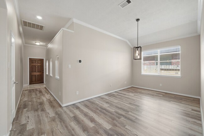 Building Photo - 24503 Lakecrest Bend Dr