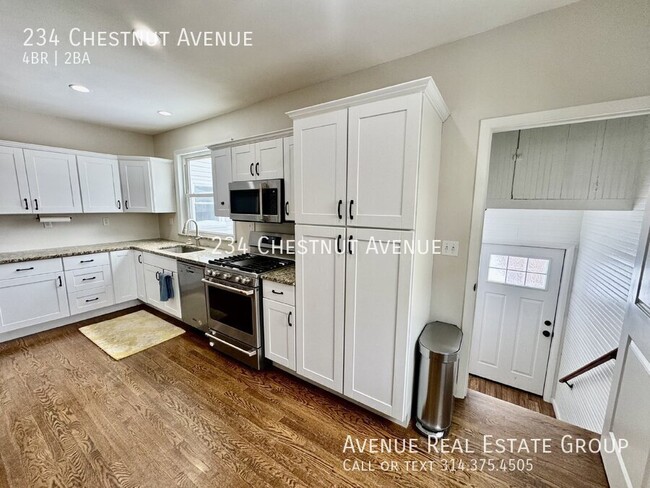 Building Photo - Charming 4-Bedroom Retreat on Chestnut Ave...