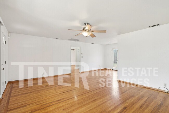 Building Photo - 2407 Sandringham Rd