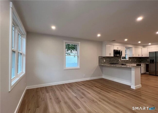 Building Photo - 429 Round Hill Rd