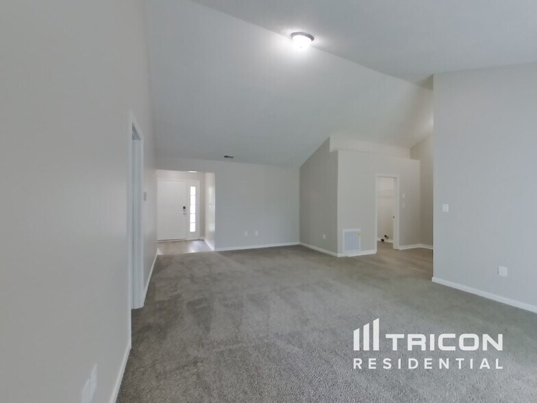 Building Photo - 15037 Oak Rd
