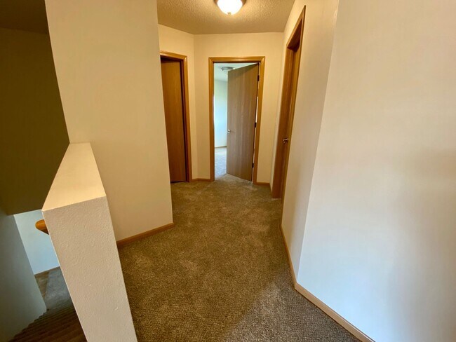 Building Photo - Spacious 4 Bedroom Townhome in Great Neigh...