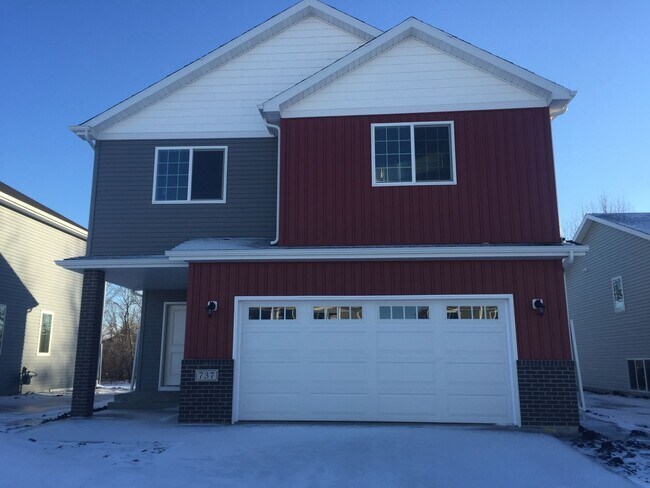 Building Photo - 3 Bed 3 Bath Single Family Home