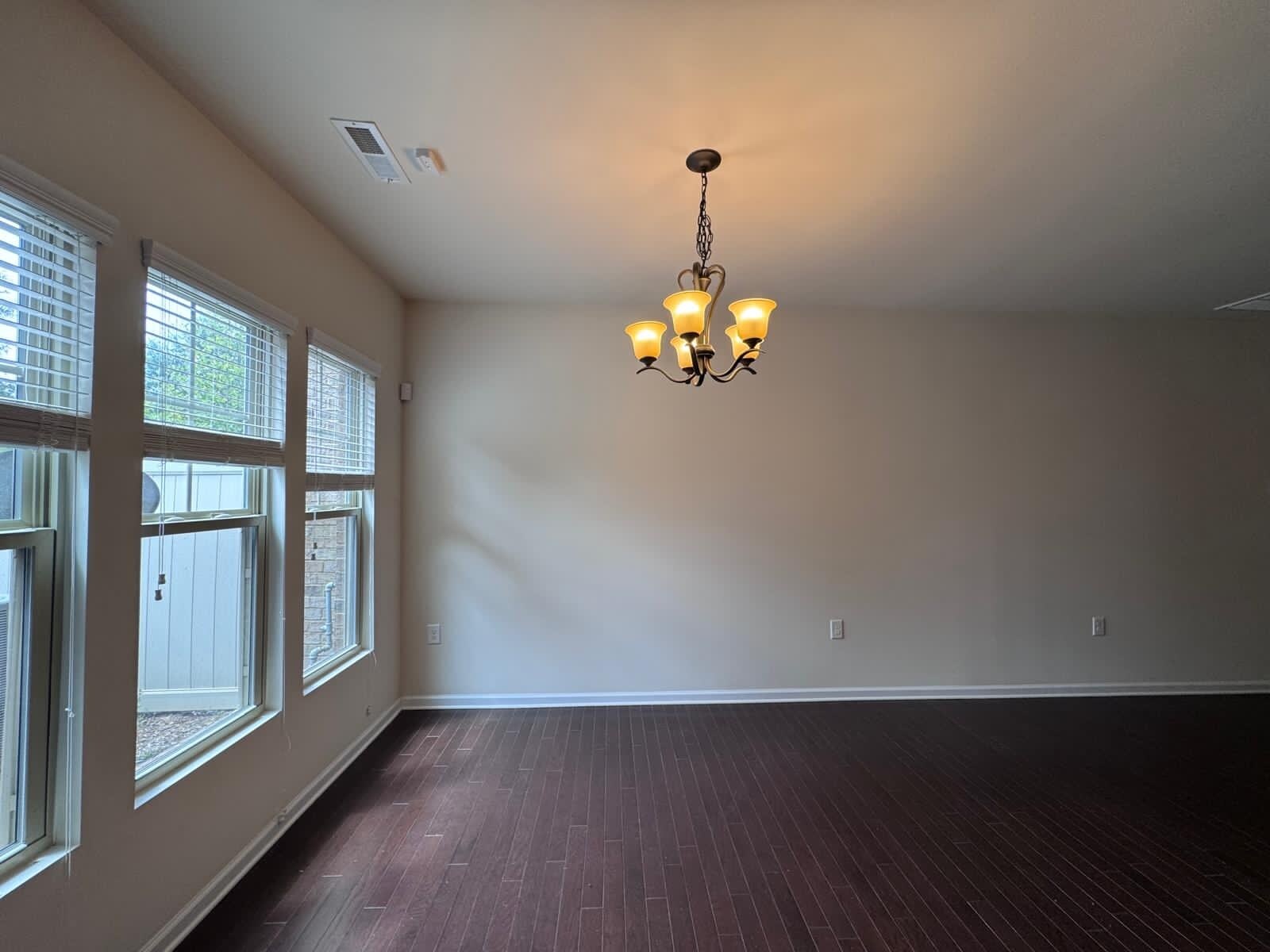 Building Photo - 628 Denhoff Dr