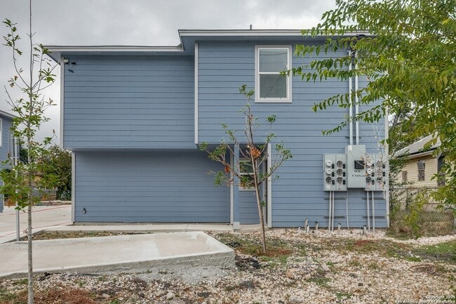 Building Photo - 1835 W Poplar St