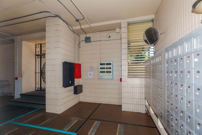 Building Photo - Sunset Lakeview - Fully renovated 3 bedroom, 2 bath on lower floor comes with tandem parking for ...