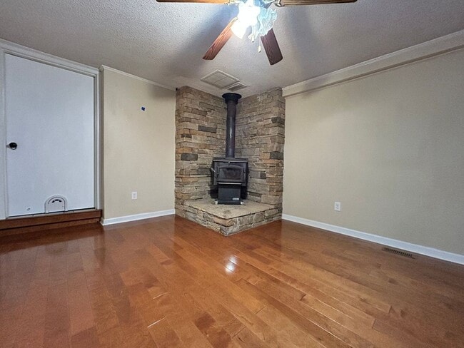 Building Photo - Welcome to this charming home in the desirable cul-de-sac of Hampton, VA. "ASK ABOUT OUR ZERO DEP...