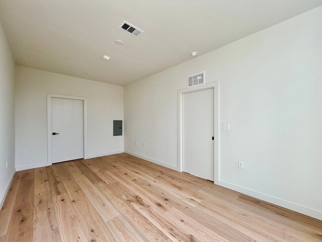 Building Photo - Bright & Spacious 1 Bedroom, 1 Bathroom with Resort-Style Amenities