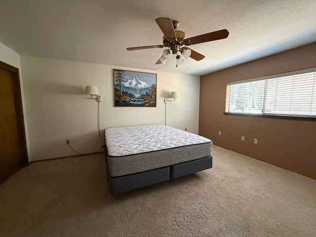 Building Photo - 4 Bed, 2 Bath Home on Large Corner Lot Near the Y