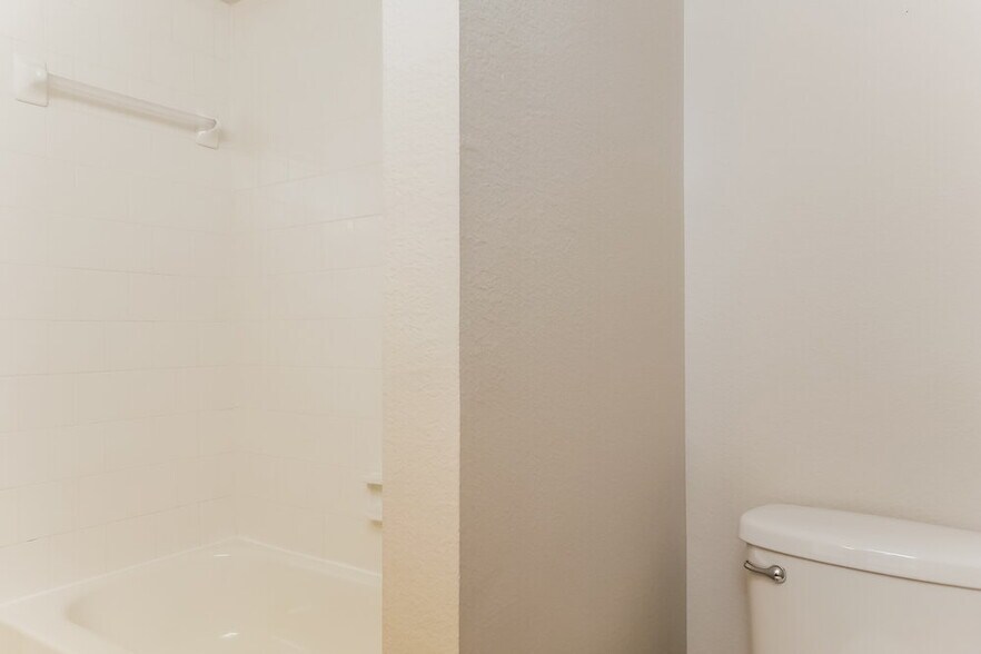 Building Photo - 4004 Sonoma Dr