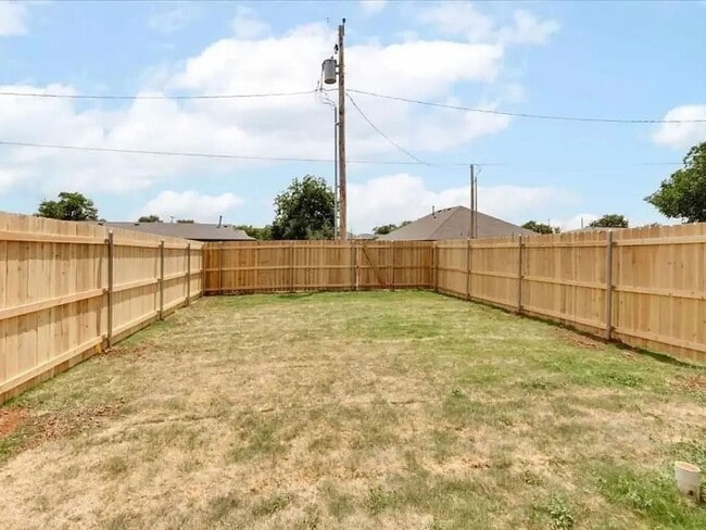 Building Photo - Move-In Ready 2-Bed Home in Lawton w/ Garage