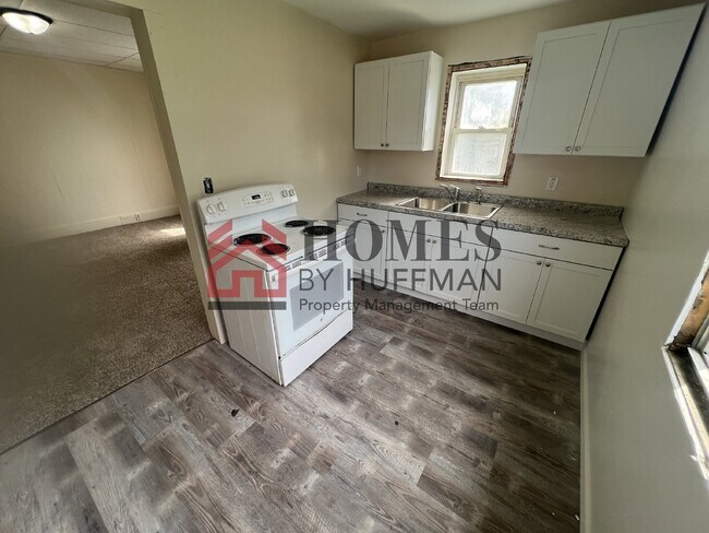 Building Photo - Westside Efficiency Unit | Downstairs | EH...