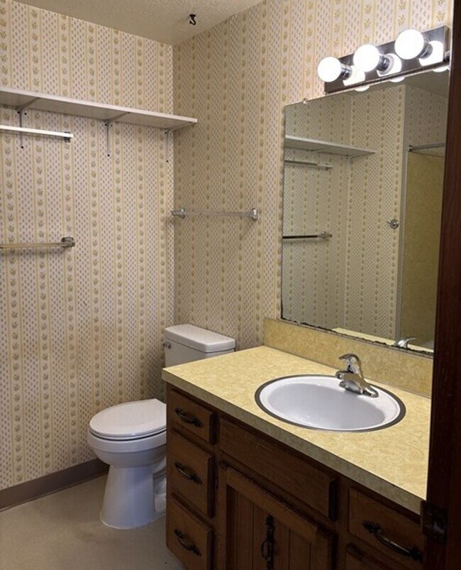 Building Photo - 3Bd/2Ba Single Story House - Available to View!