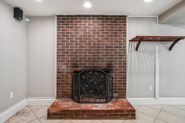 Building Photo - Adorable 4BR/3BA Cape Cod on a Generous 0....