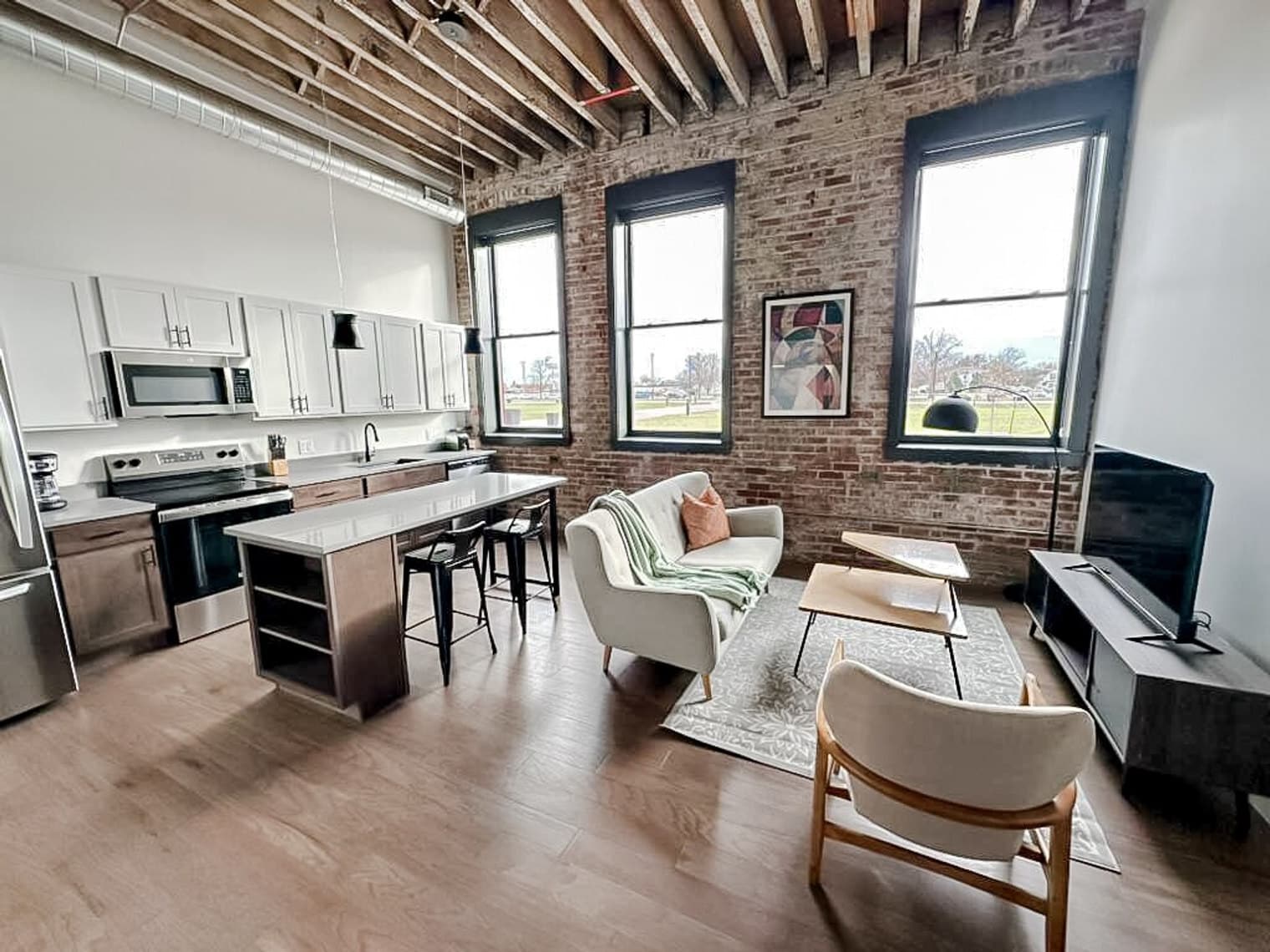 Building Photo - 403 W 4th St N