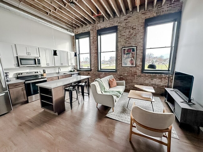 Building Photo - 403 W 4th St N