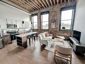 Building Photo - 403 W 4th St N