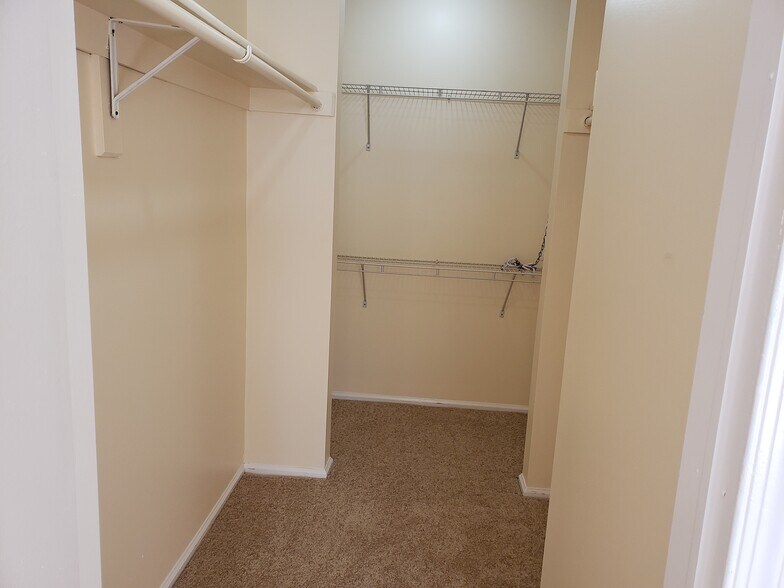 Building Photo - 8 Holly Ct