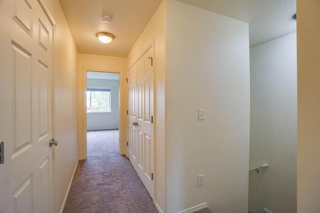 Building Photo - THREE BEDROOM TOWNHOUSE