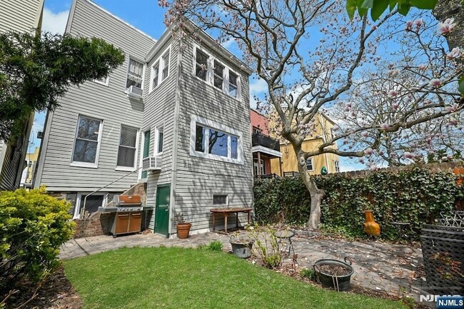 Building Photo - 158 Edgar St