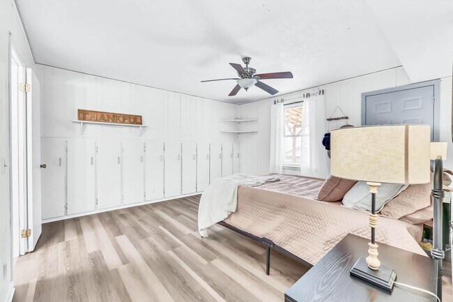 Building Photo - 398 Frontier Ln