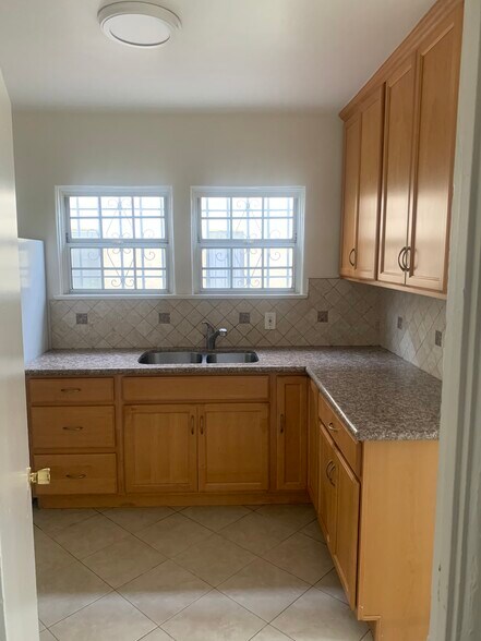 Building Photo - 1354 S Cloverdale Ave