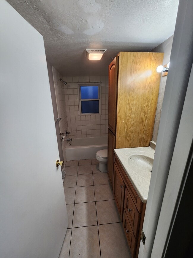 Building Photo - 1625 N Algona St