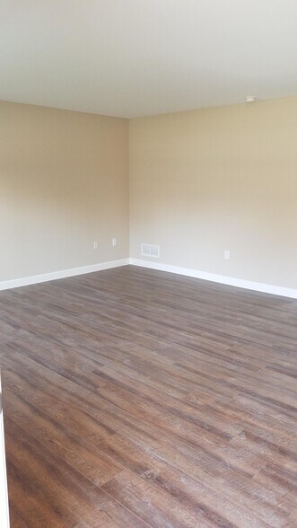 Building Photo - 1338 Village Circle Dr