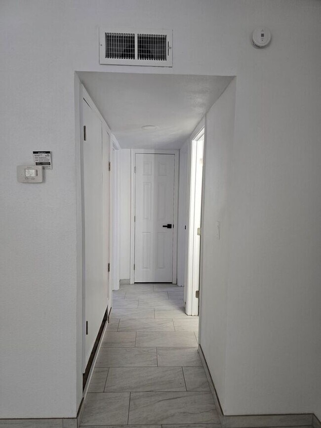 Building Photo - SPACIOUS 2BD/1BA  DUPLEX HOME AVAILABLE NOW!!