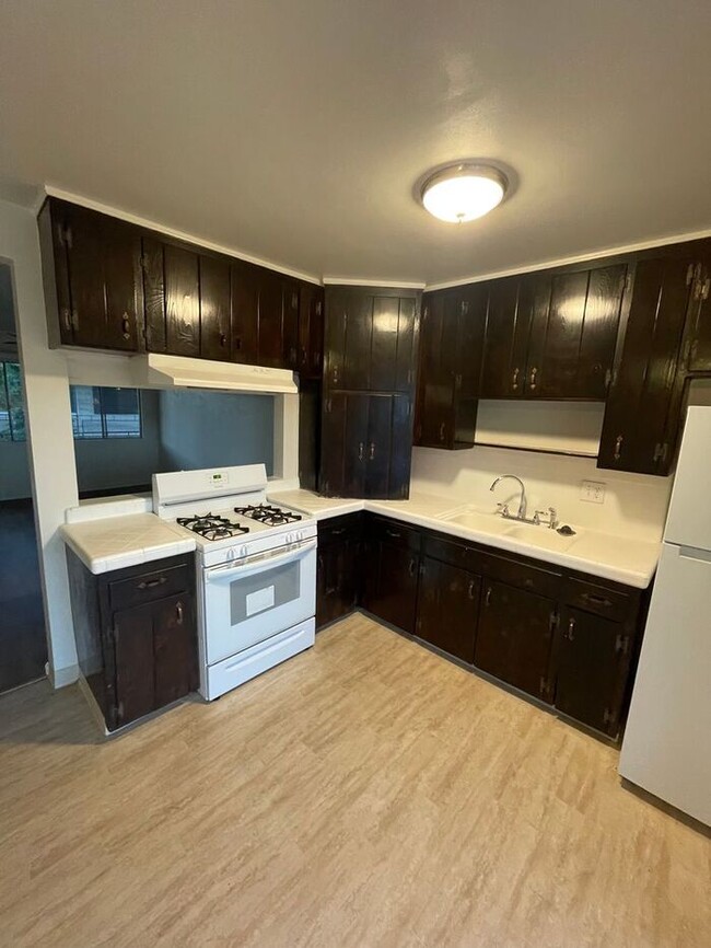 Building Photo - 1 Month Free !SPACIOUS 2BR/1BA Unit with p...
