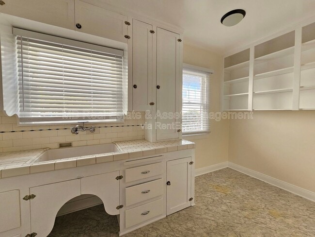 Building Photo - 807 Oro Terrace